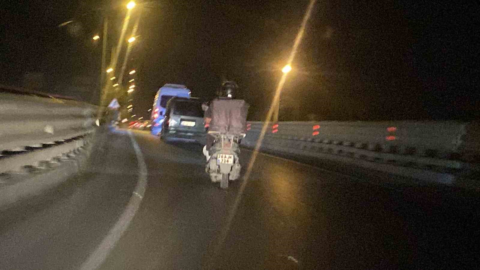 Arka ışıkları yanmayan motosikletli hem kendisini hem de trafiği tehlikeye düşürdü