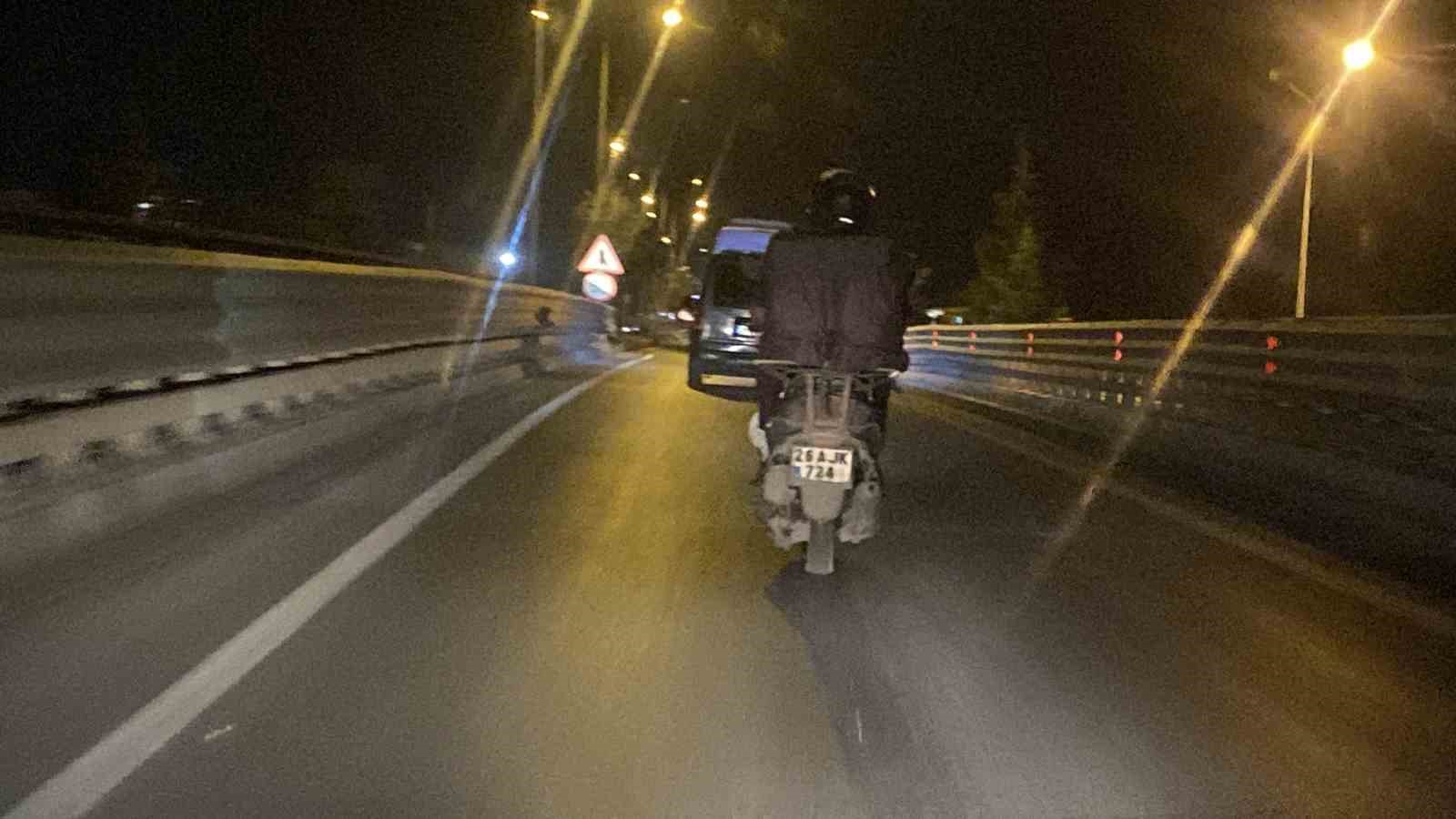Arka ışıkları yanmayan motosikletli hem kendisini hem de trafiği tehlikeye düşürdü