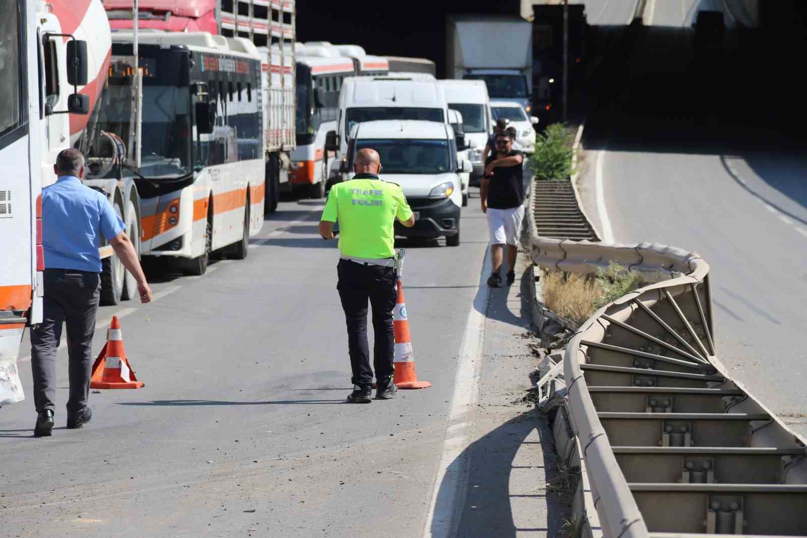 Üniversiteye giden belediye otobüsü bariyerlere çıktı, facia kıl payı ile atlatıldı