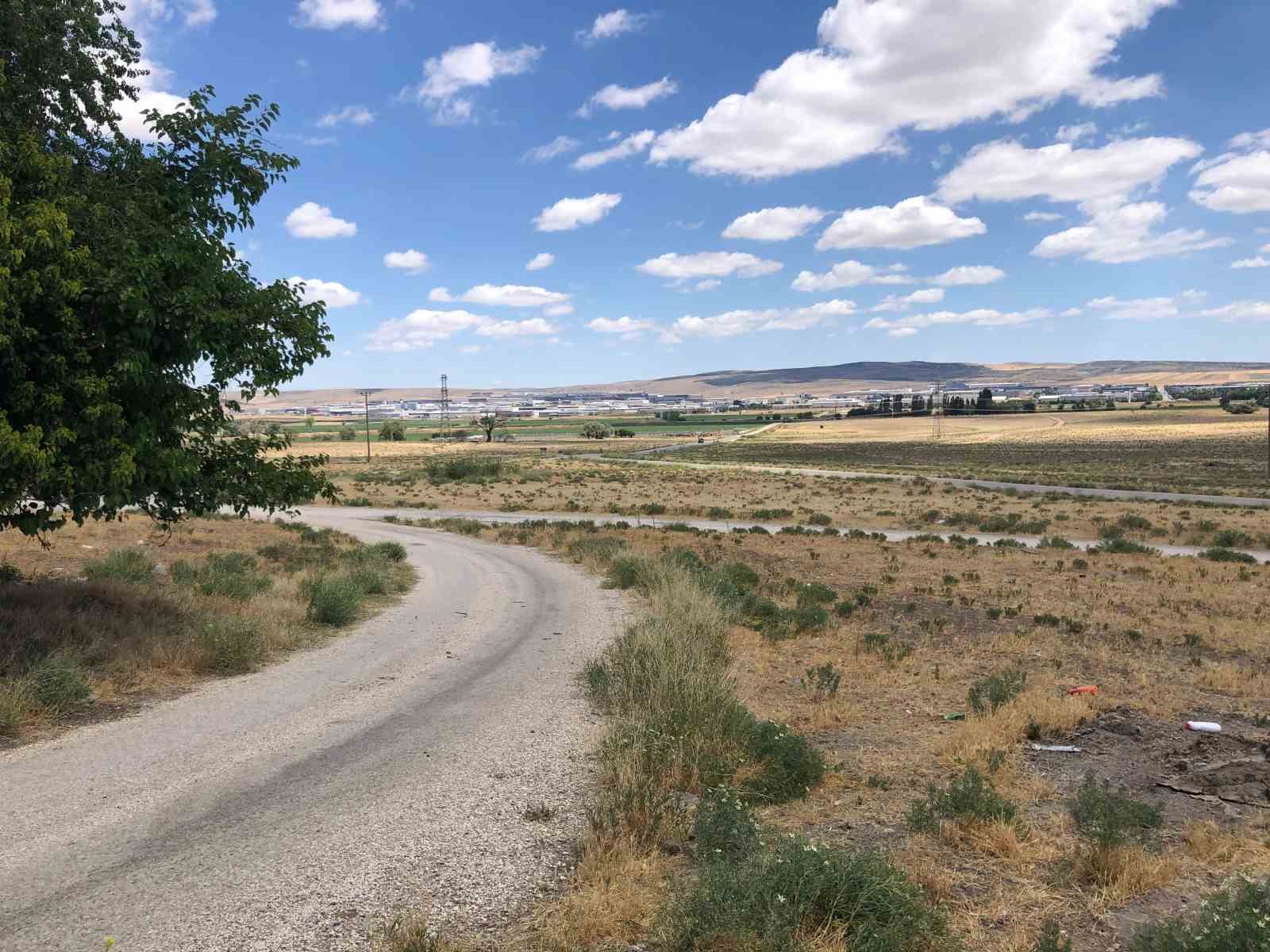 Karanlıkta kalan yola aydınlatma istiyorlar