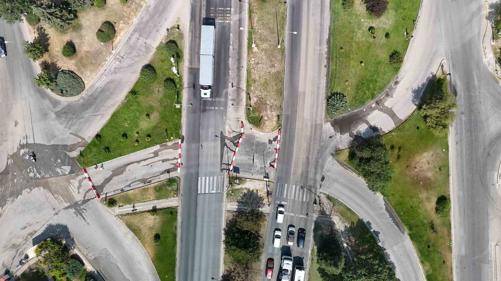 Tepebaşı kavşağı kapatıldı, kent içi toplu taşıma güzergâhları değişti