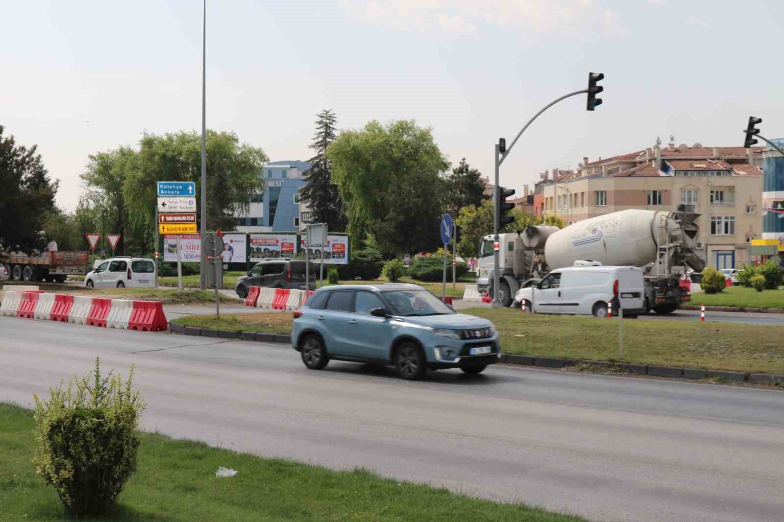 Tepebaşı kavşağı kapatıldı, kent içi toplu taşıma güzergâhları değişti