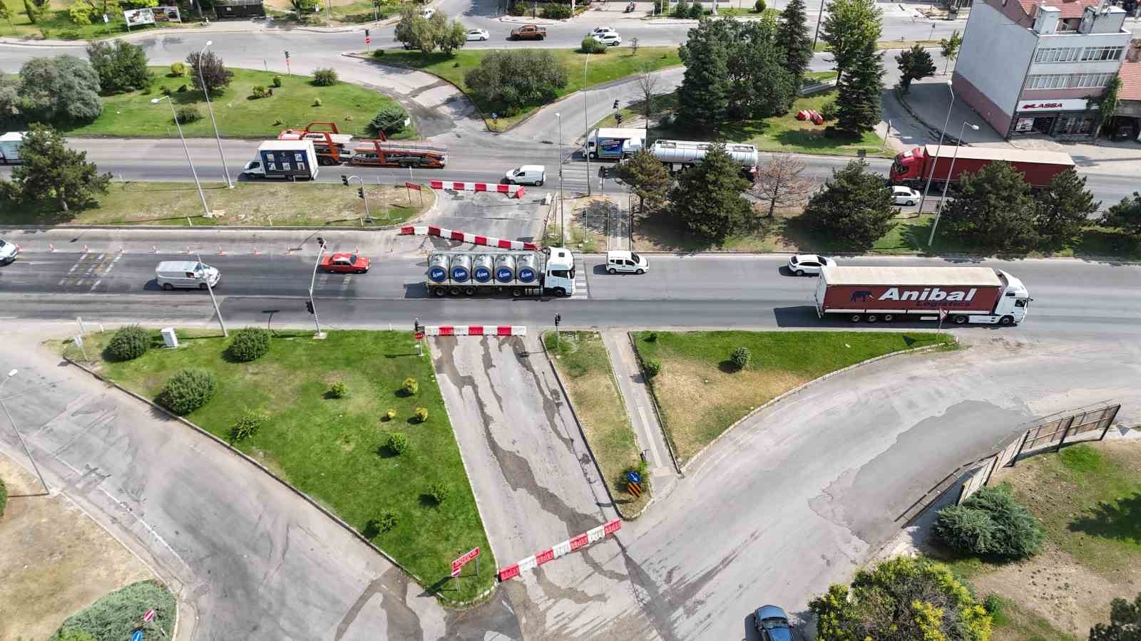 Tepebaşı kavşağı kapatıldı, kent içi toplu taşıma güzergâhları değişti