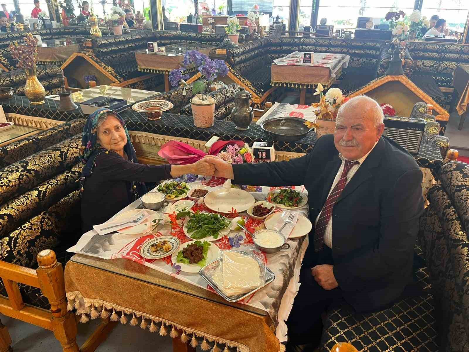 Eskişehirli çift 54 yıldır bütün zorlukları el ele atlatıp aşklarını ilk günkü gibi yaşıyor