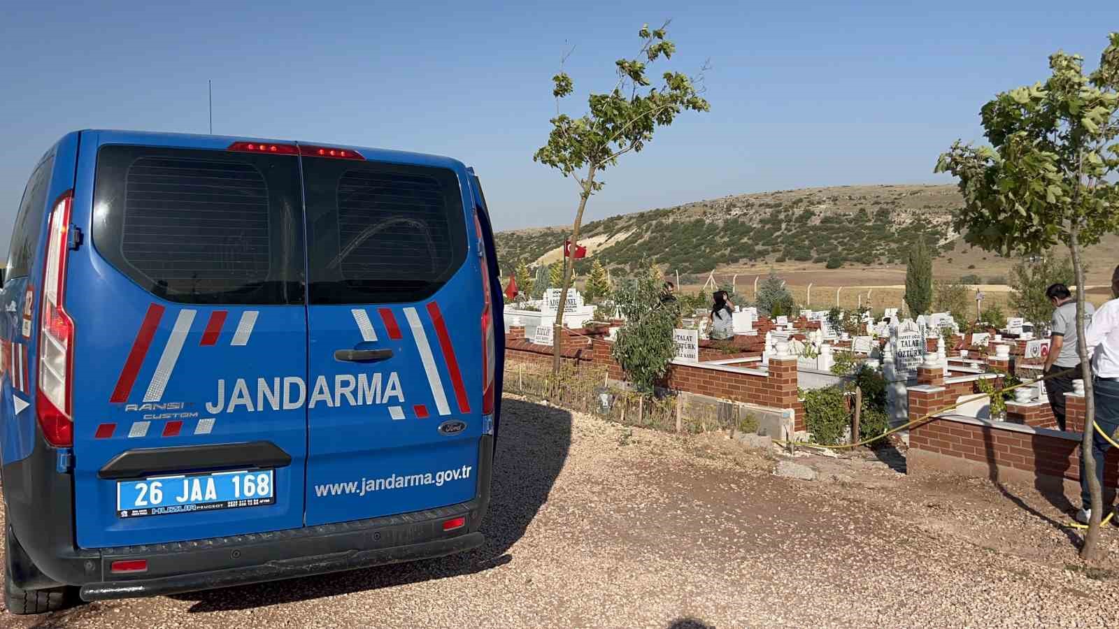 Mezarlığa gömülen köpek leşi ekipleri alarma geçirdi