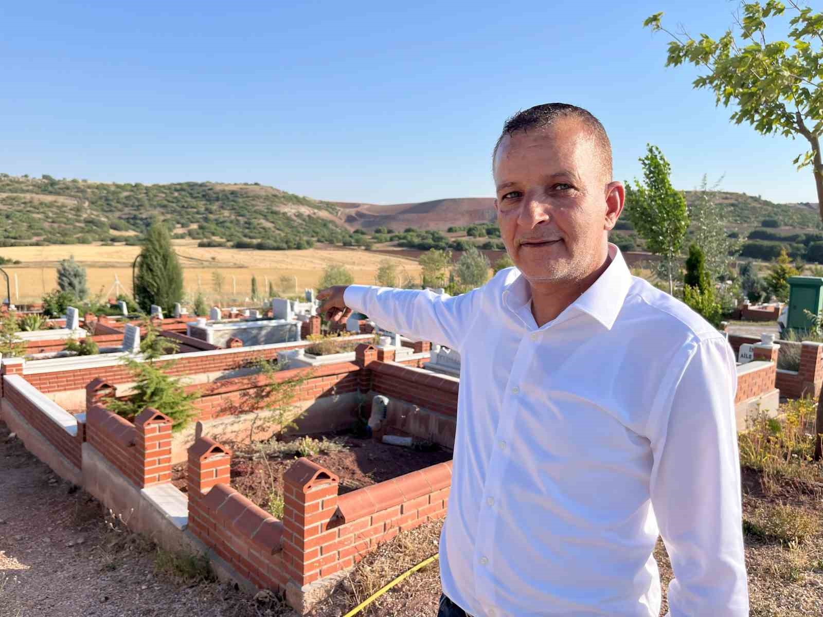 Mezarlığa gömülen köpek leşi ekipleri alarma geçirdi