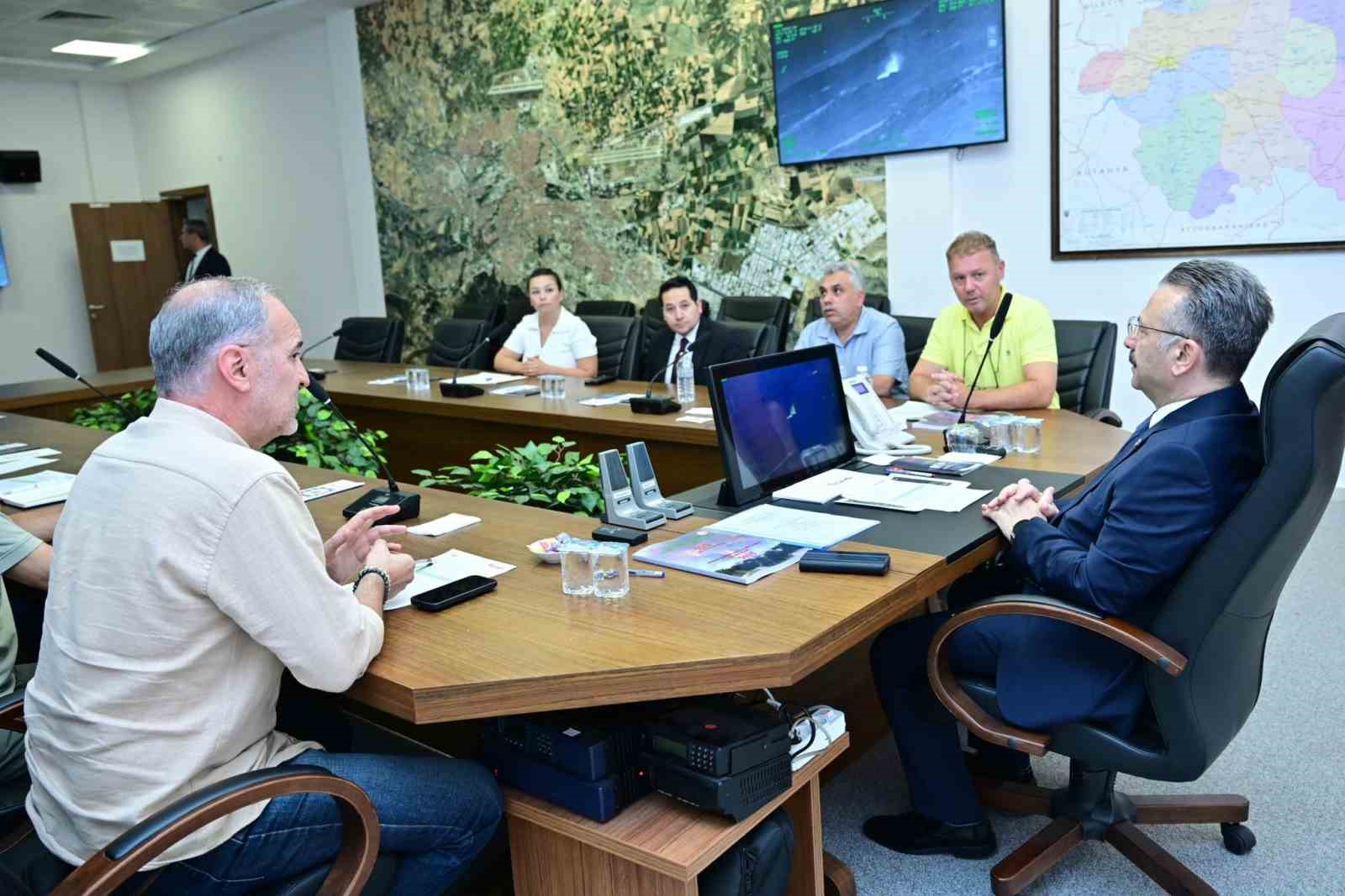 Vali Aksoy, yangınla ilgili gelişmeleri koordinasyon merkezinden takip ediyor