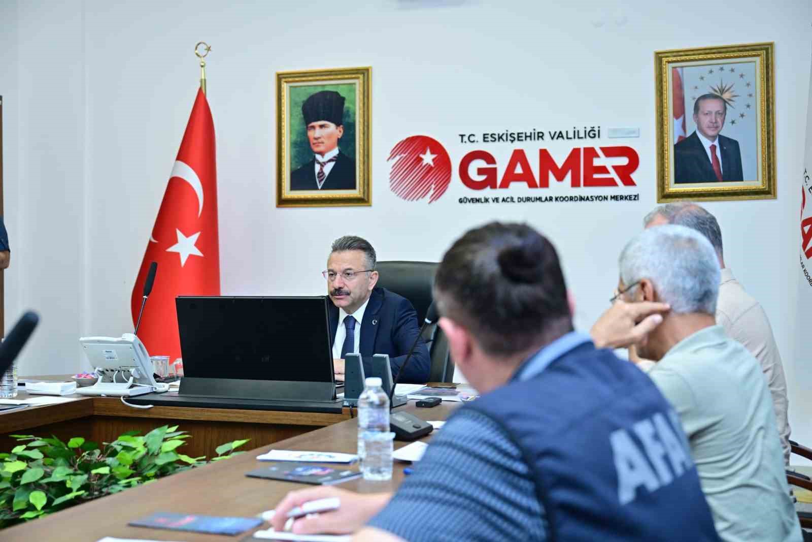 Vali Aksoy, yangınla ilgili gelişmeleri koordinasyon merkezinden takip ediyor