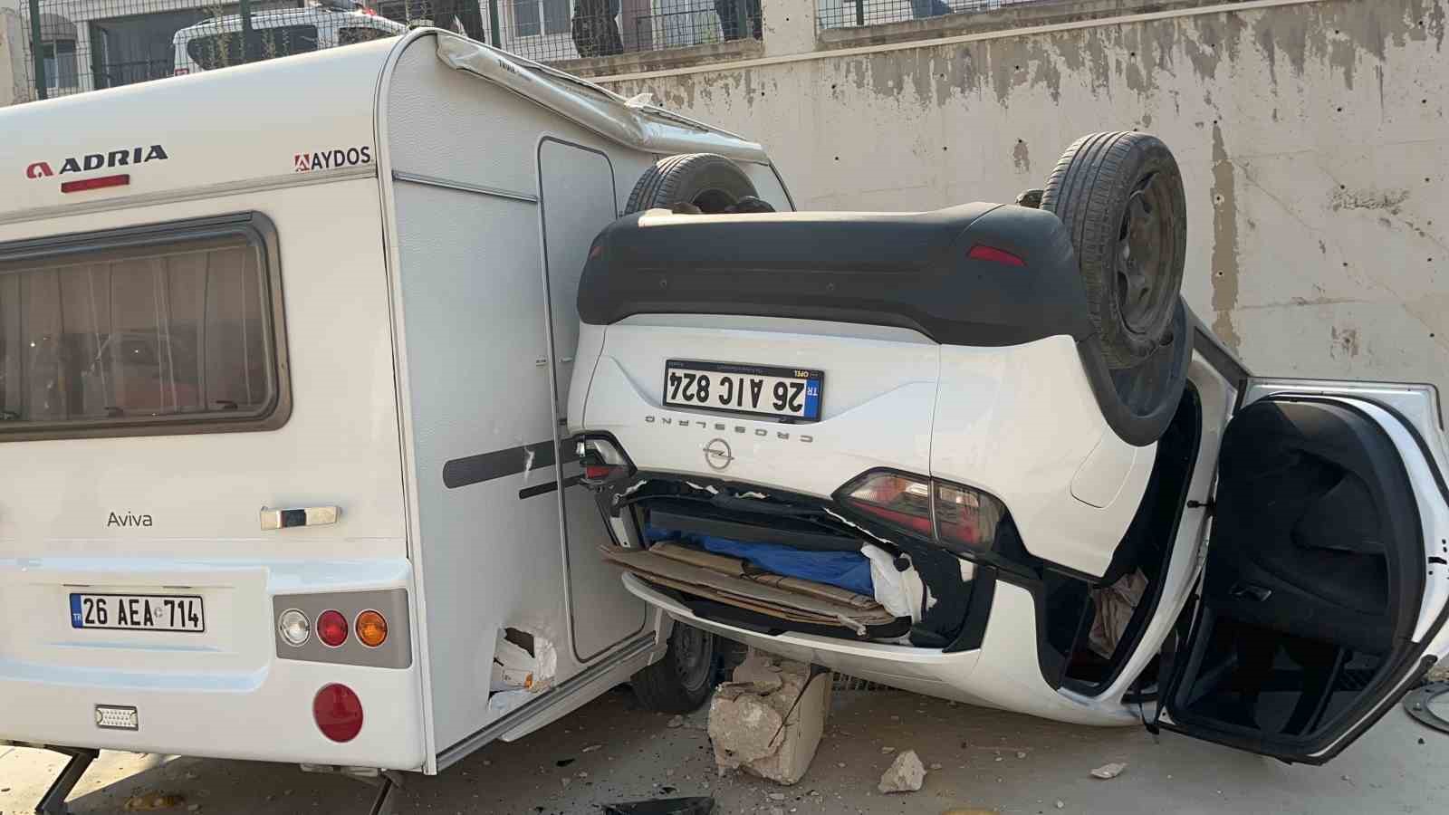 Anne-kız araçla 5 metre yükseklikten siteye uçtu