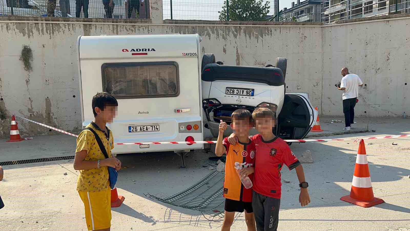 Anne-kız araçla 5 metre yükseklikten siteye uçtu
