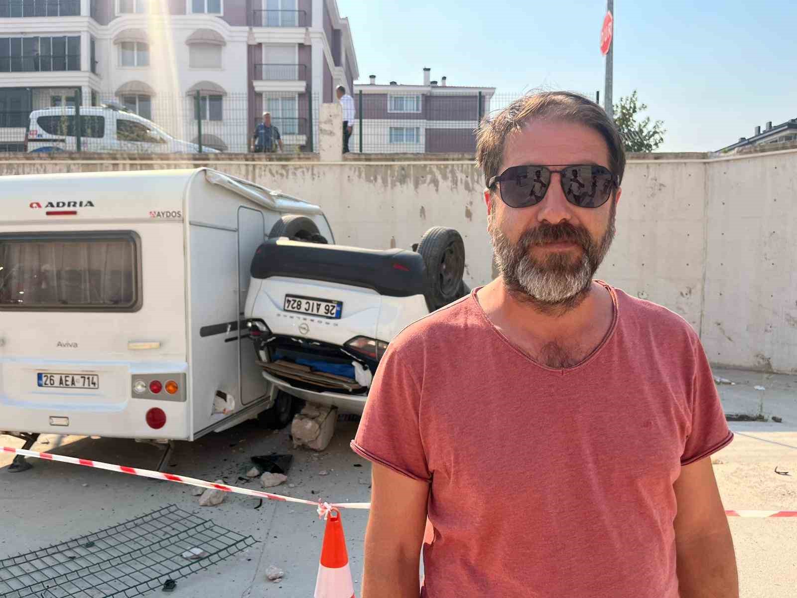 Anne-kız araçla 5 metre yükseklikten siteye uçtu