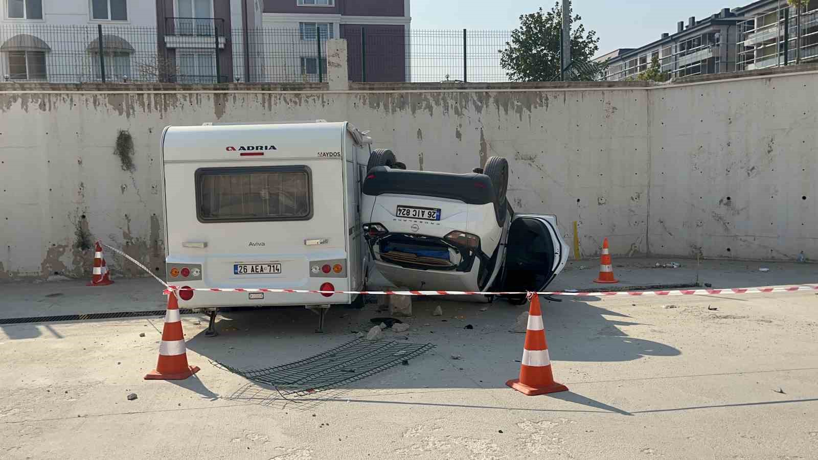 Anne-kız araçla 5 metre yükseklikten siteye uçtu