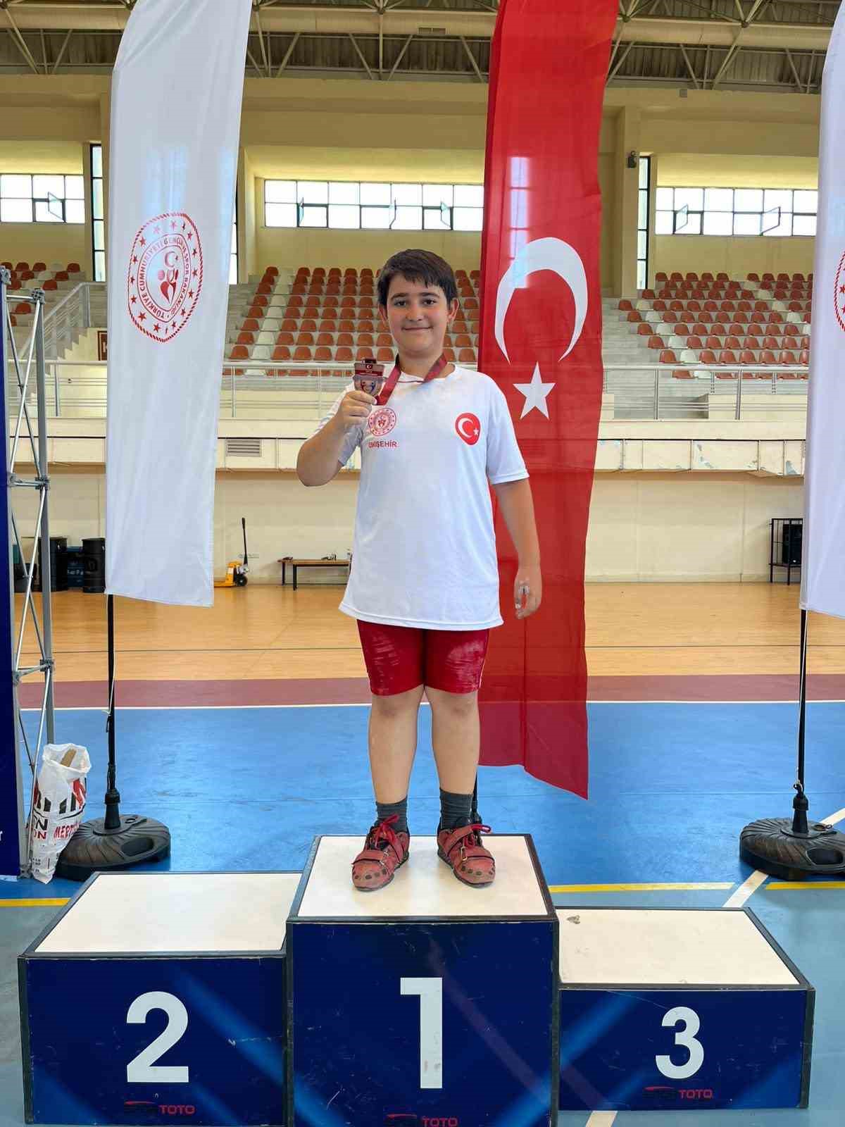 Minik Halterciden Büyük Başarı: Berat Ayberk Göçmen Türkiye 3.’sü Oldu!