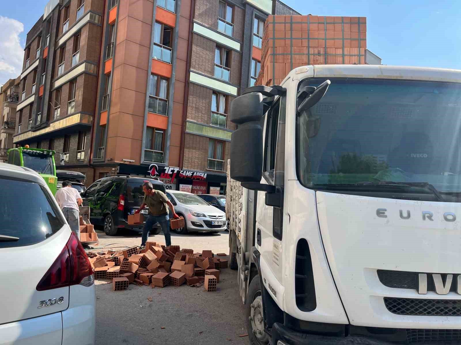 Kamyon Kasası Açıldı, Cadde Tuğlaya Bulandı!