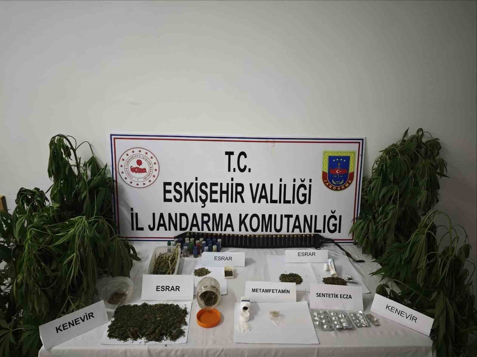 Eskişehir’de Zehir Operasyonu: Jandarma Evde Cephanelik Buldu