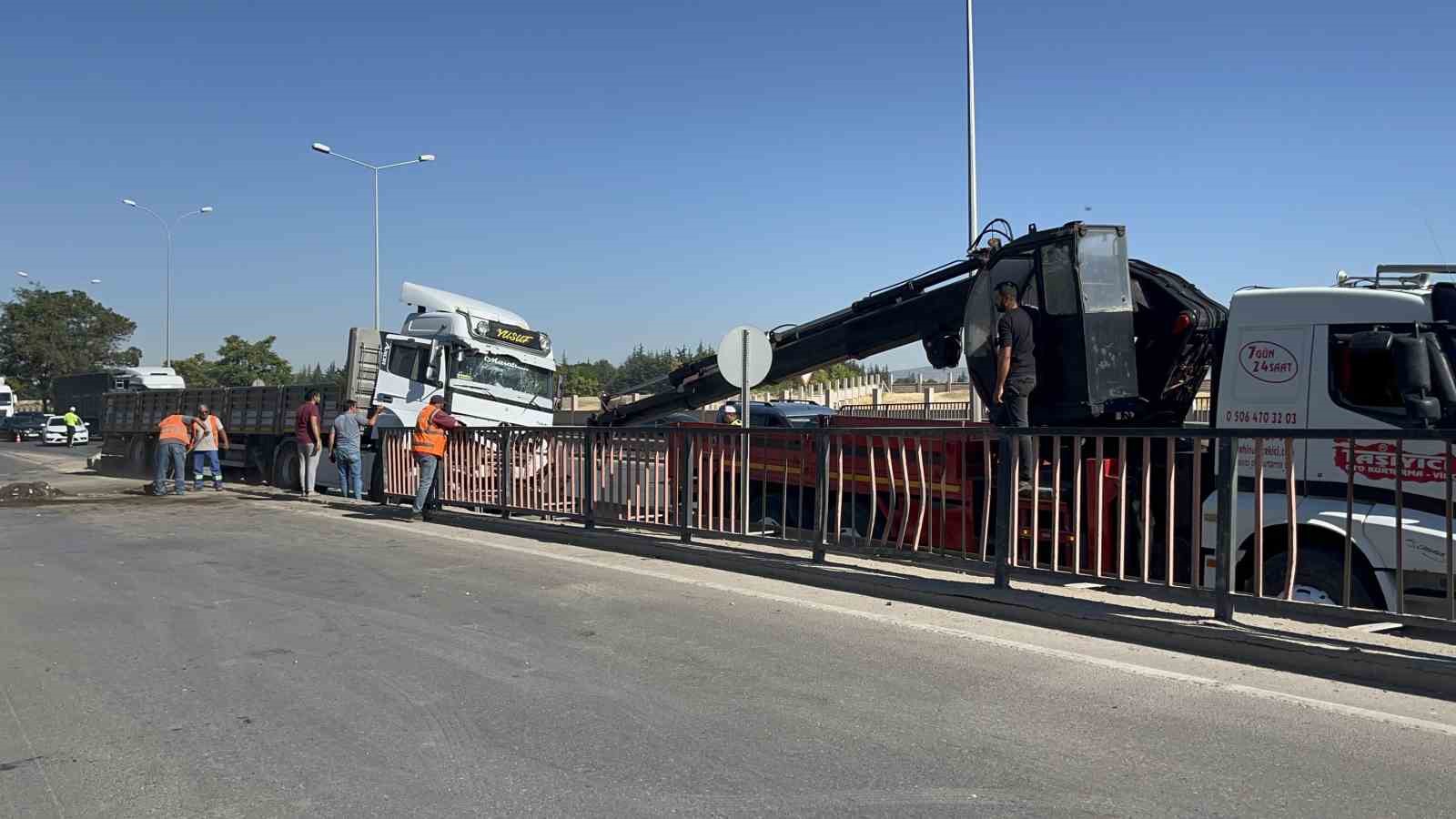 Tır Kontrolden Çıktı, Bariyerleri Parçaladı!