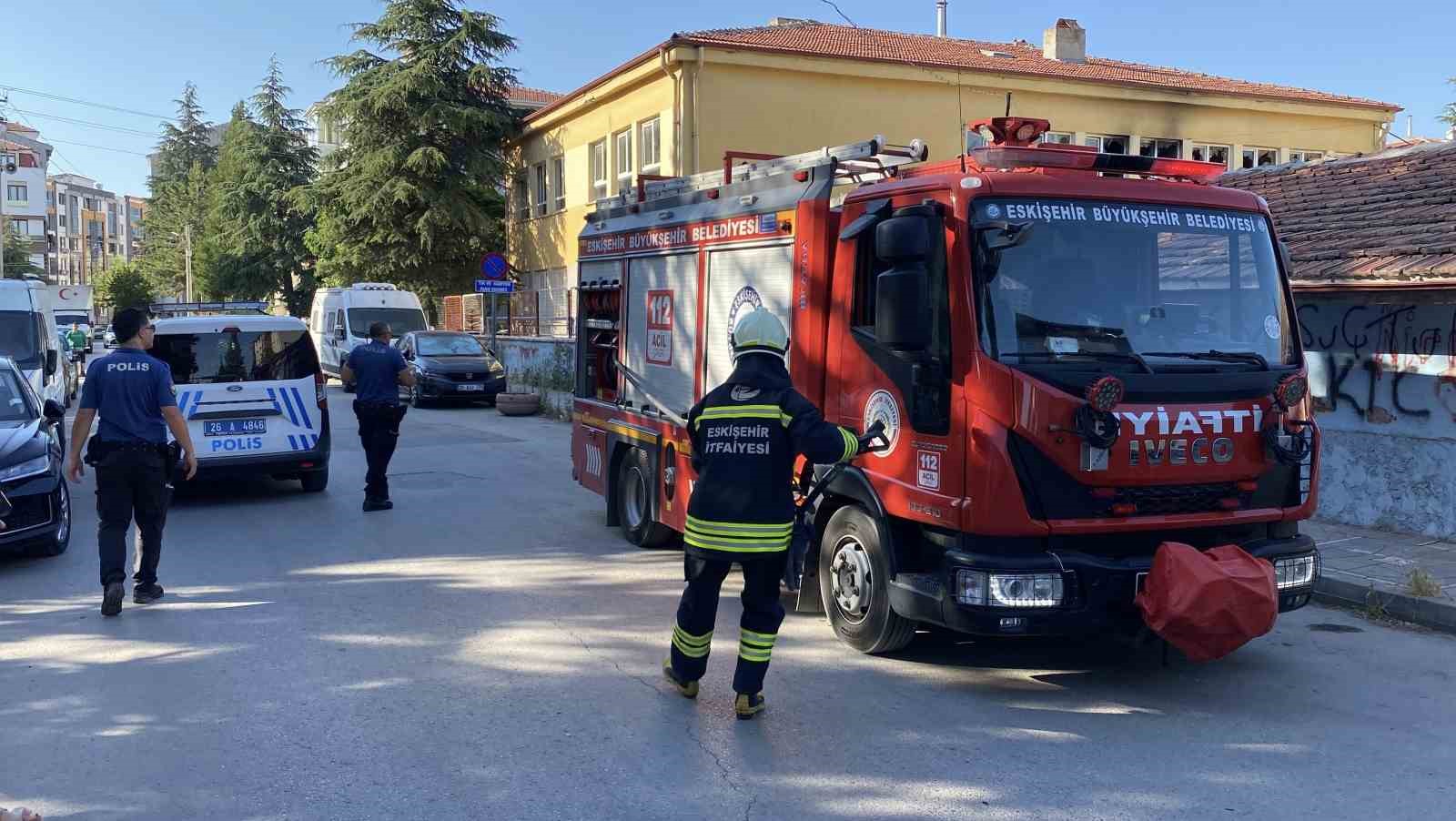 Metruk Okulda Alevler Yükseldi, Mahalleli Panik Yaşadı!