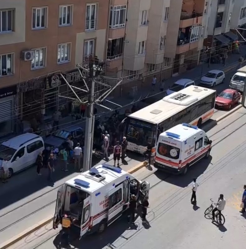 Eskişehir’de Feci Kaza: Motosiklet Yayaya Çarptı, 2 Yaralı!