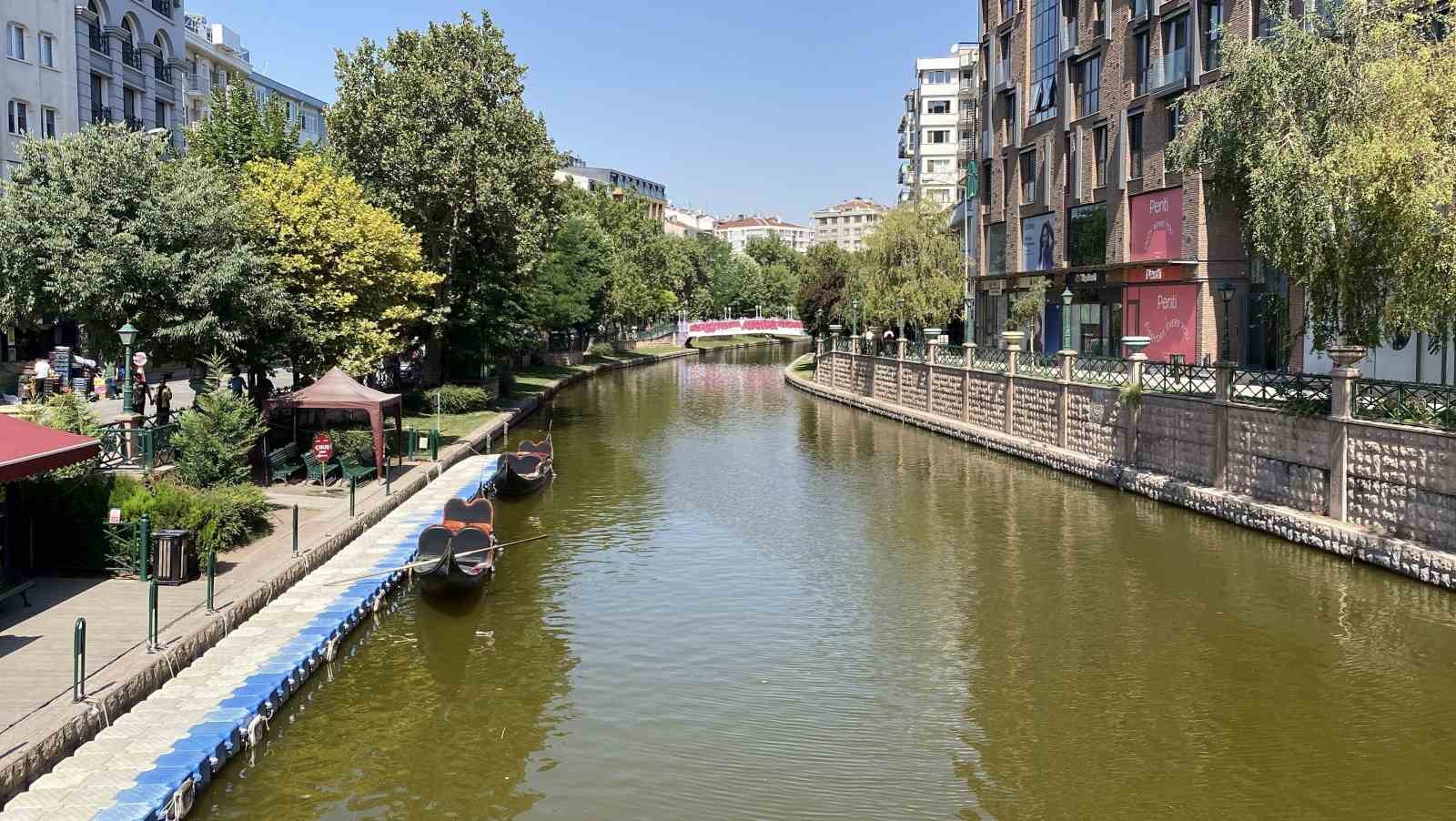 Eskişehir’in Simgesi Porsuk Çayı’nın Rengi Değişti