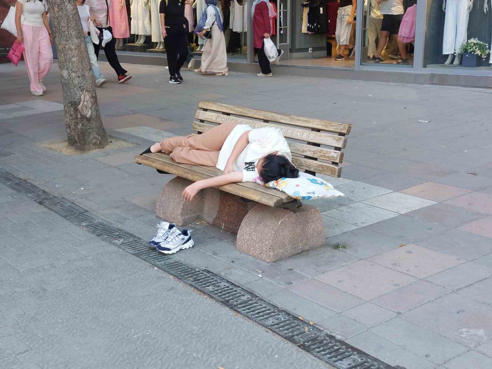 Termometre Yükseldi, Direnç Düştü: Bankta Siesta Zamanı