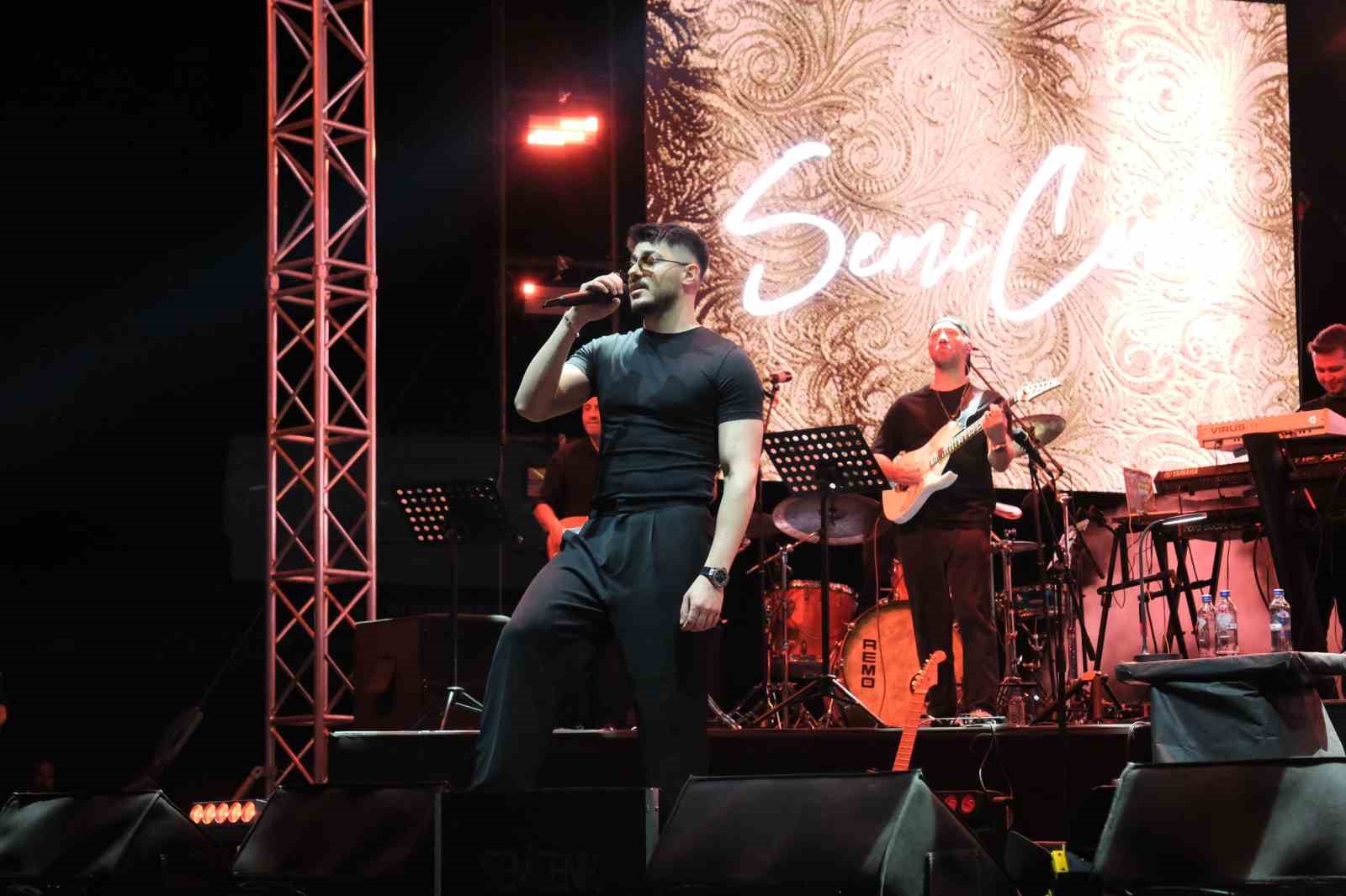 Sivrihisar’da Müzik, Coşku ve Alkış Vardı! Geceye Damga Vurdular, Unutulmaz Anlar Yaşattılar