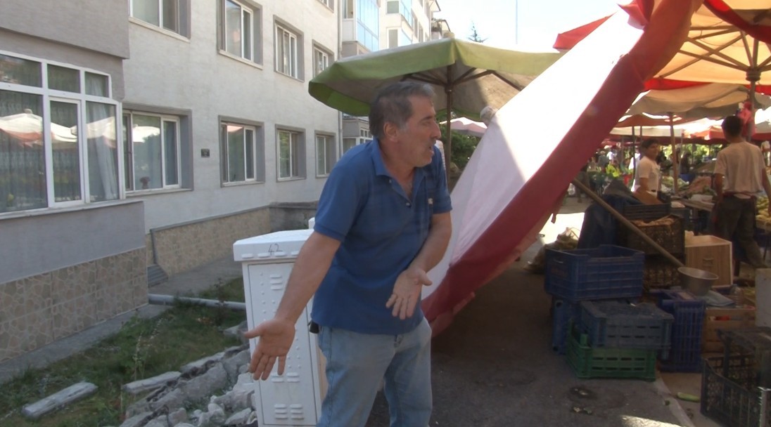 Yıkılan bahçe duvarıyla ilgili vatandaş ve pazarcı arasında gerginlik çıktı