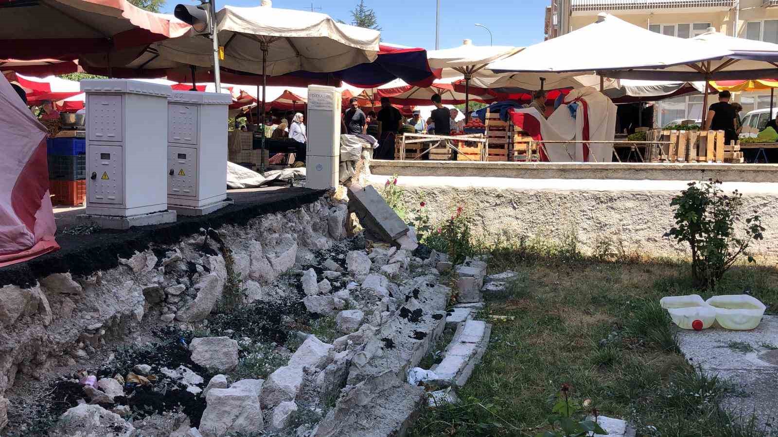 Yıkılan bahçe duvarıyla ilgili vatandaş ve pazarcı arasında gerginlik çıktı