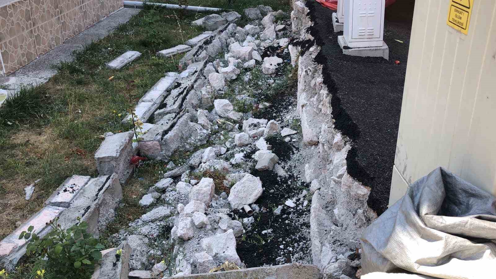 Yıkılan bahçe duvarıyla ilgili vatandaş ve pazarcı arasında gerginlik çıktı