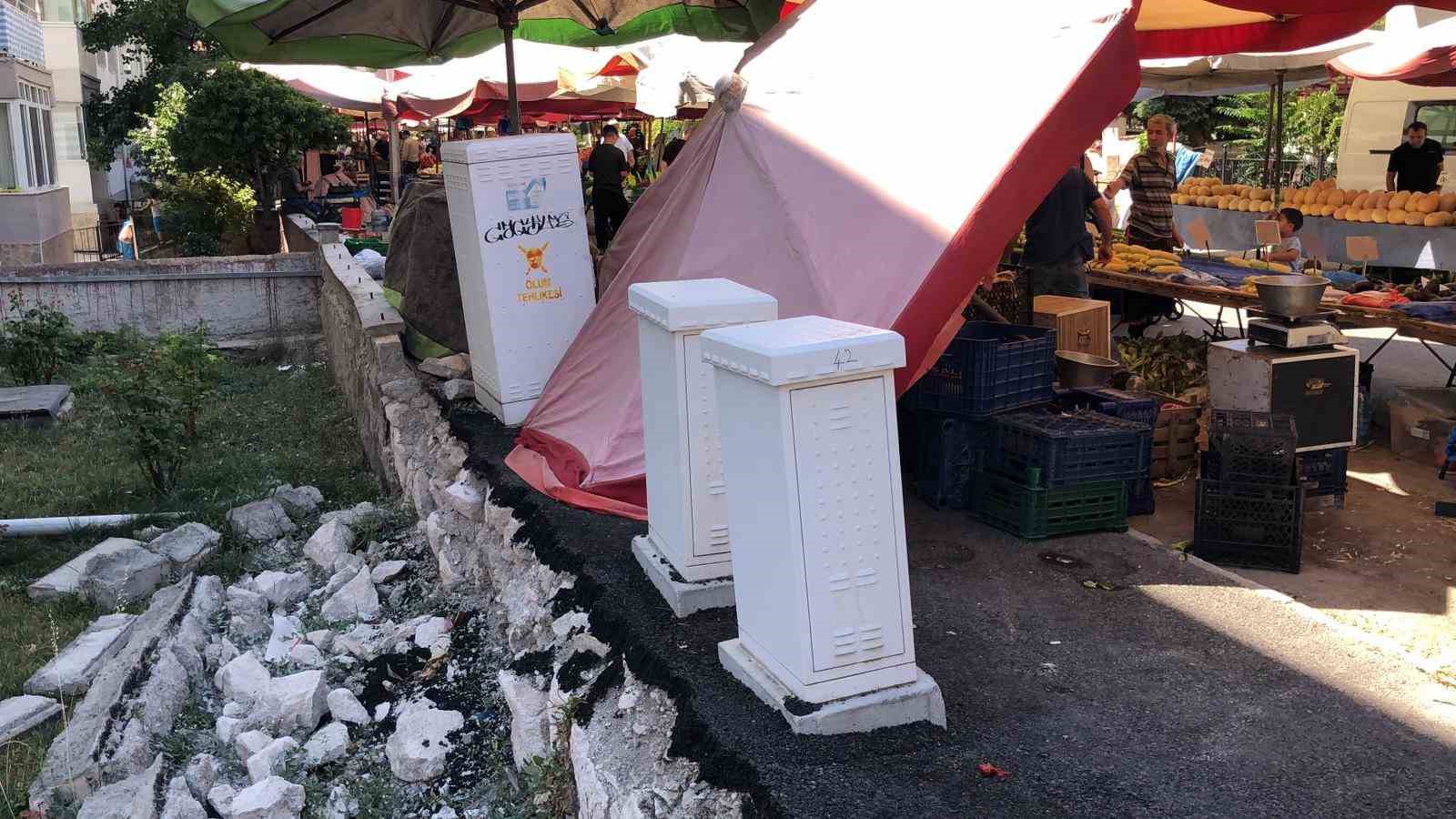 Yıkılan bahçe duvarıyla ilgili vatandaş ve pazarcı arasında gerginlik çıktı