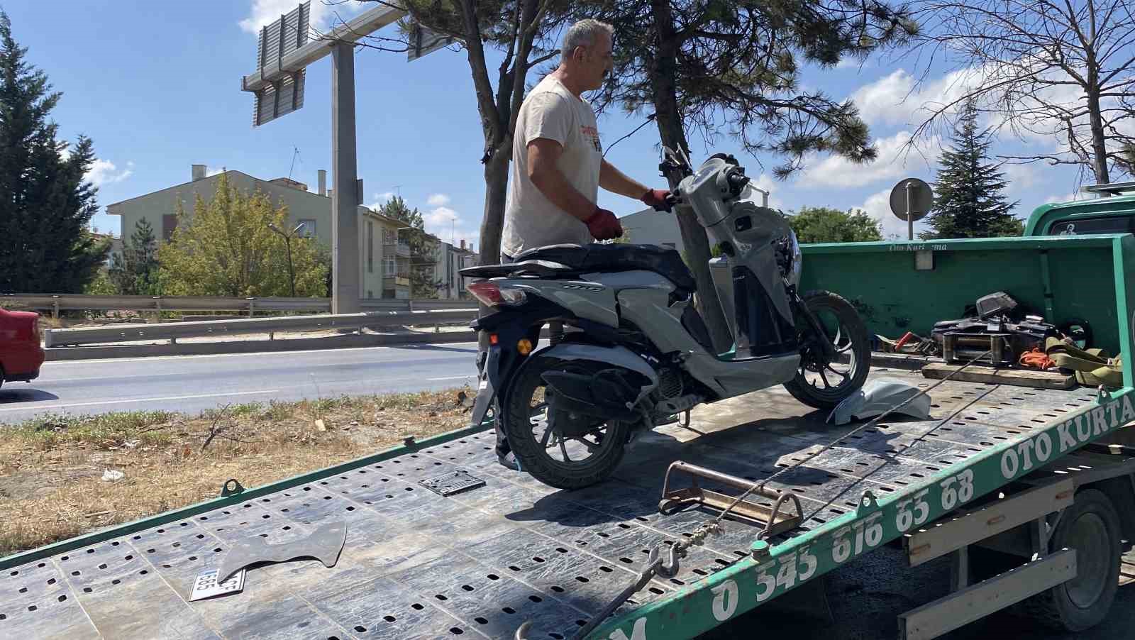 Minibüs ile motosiklet çarpıştı: 1 yaralı