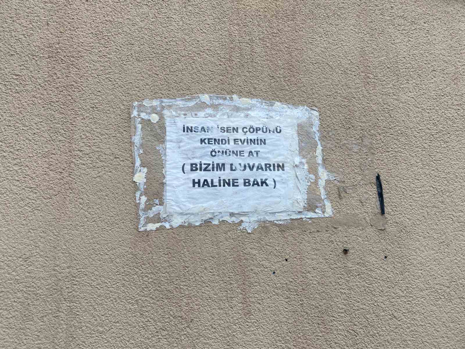 Binanın duvarına asılan ilginç notlar dikkat çekiyor