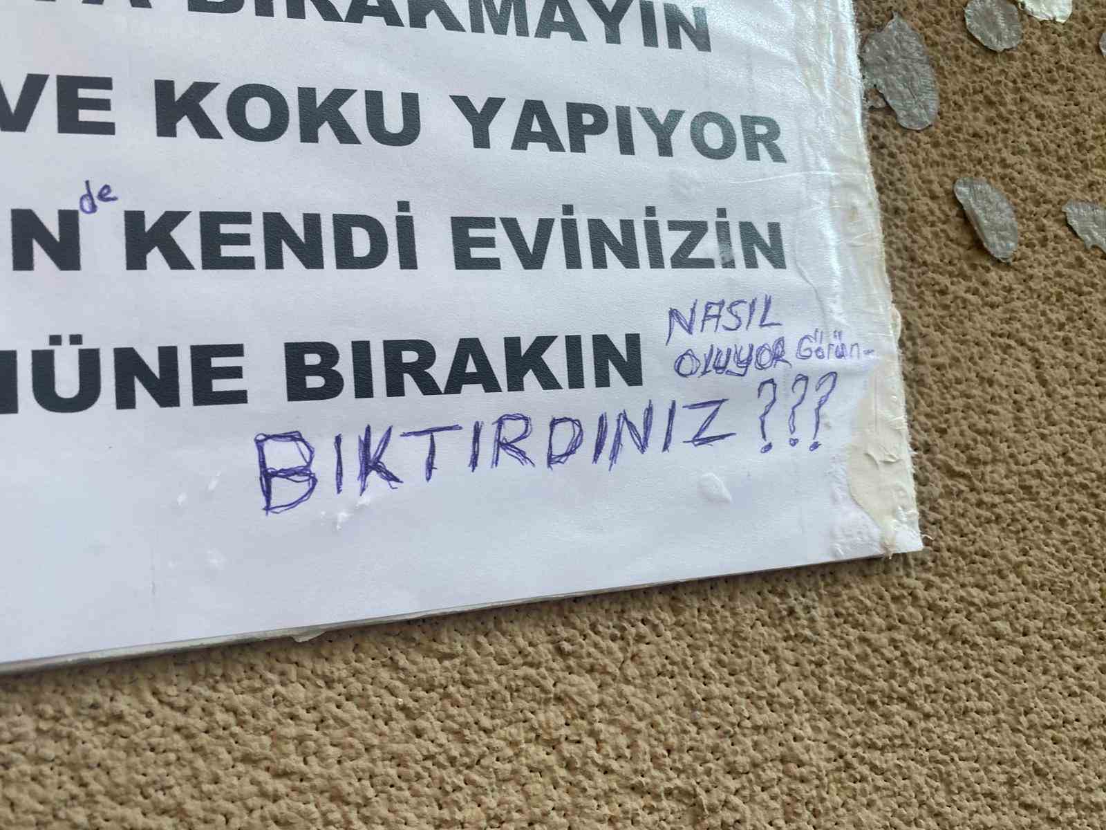 Binanın duvarına asılan ilginç notlar dikkat çekiyor
