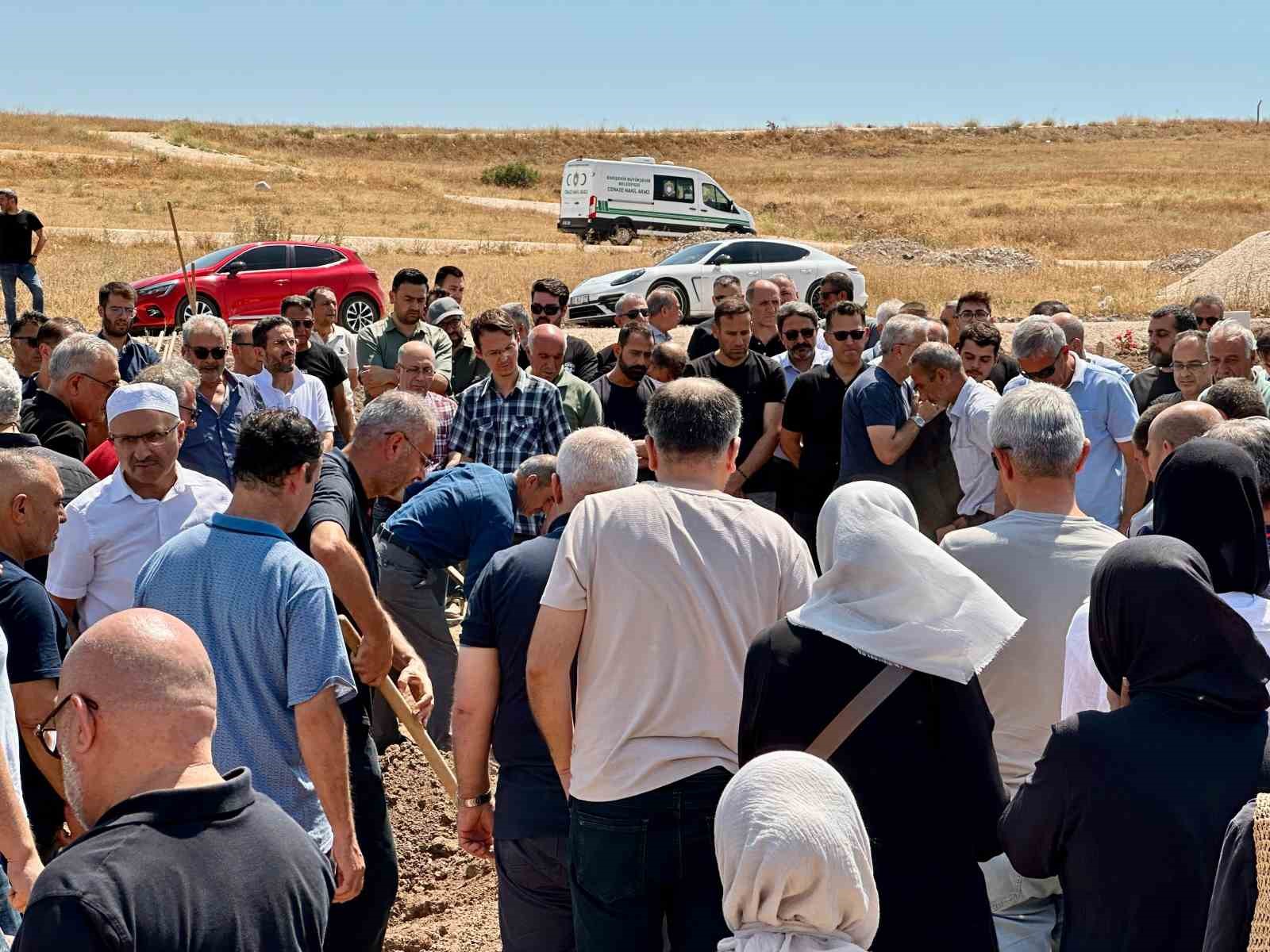 Muğla’da otel havuzunda can veren Ali, gözyaşlarıyla Eskişehir’de toprağa verildi!