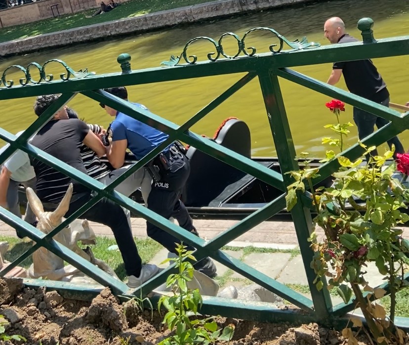 Polisten nefes kesen operasyon: Porsuk Çayı’na atlamaya çalışan kadın kurtarıldı