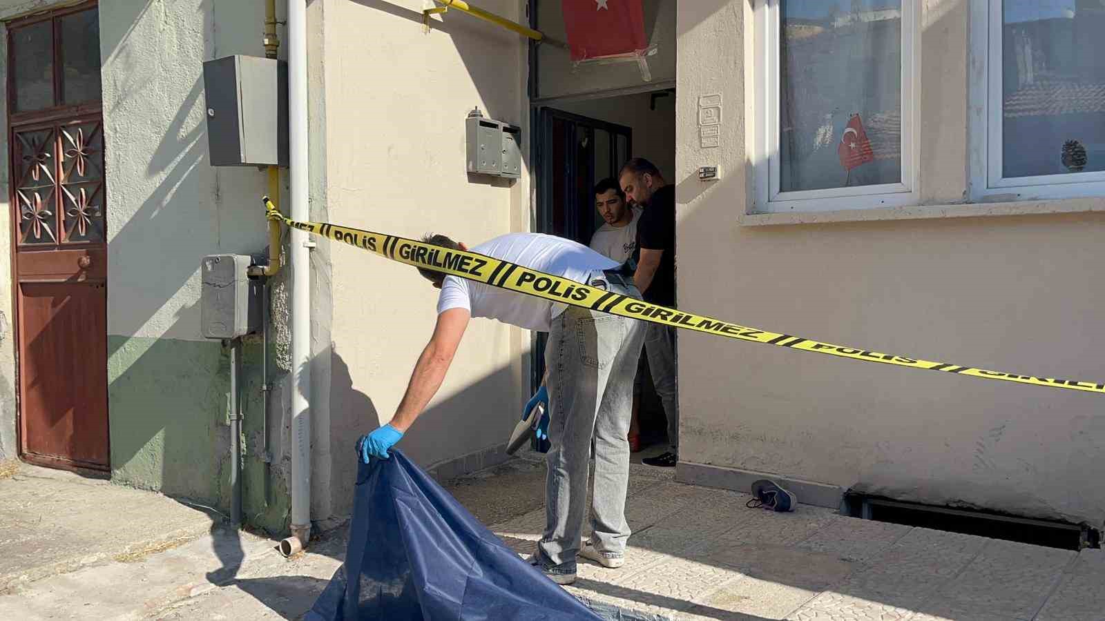 56 yaşındaki adam yaşadığı evin önünde ölü bulundu