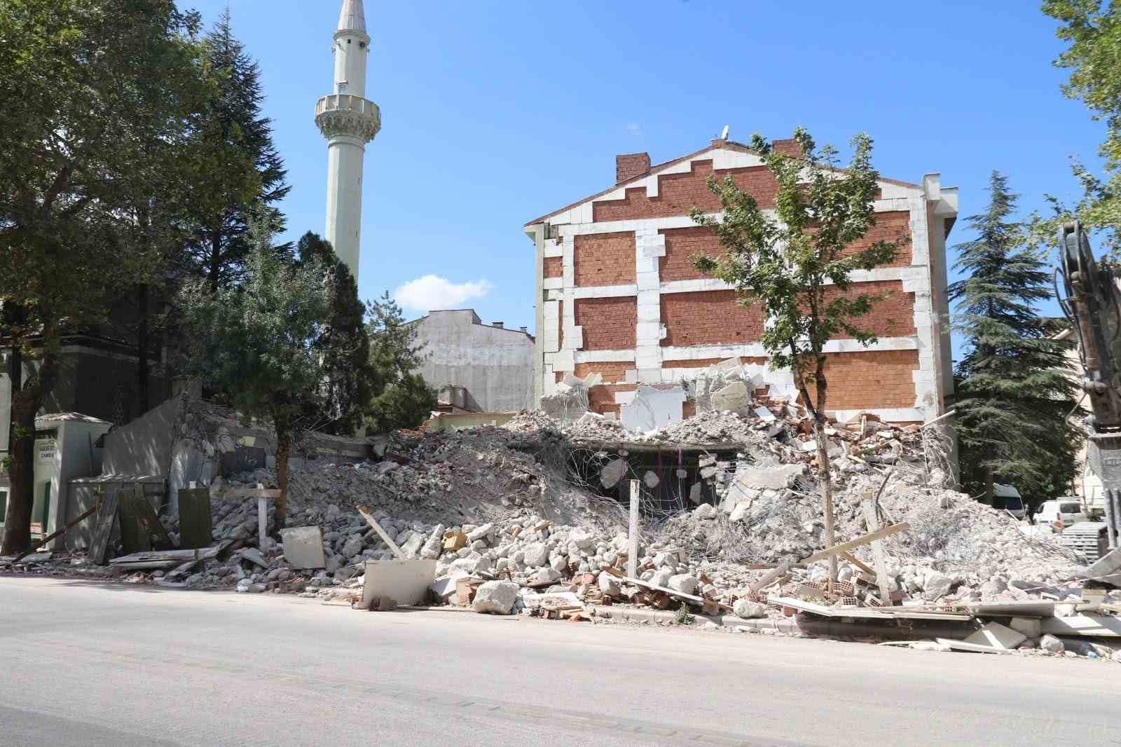 Binayı yıktılar, molozları cami bahçesine döktüler!