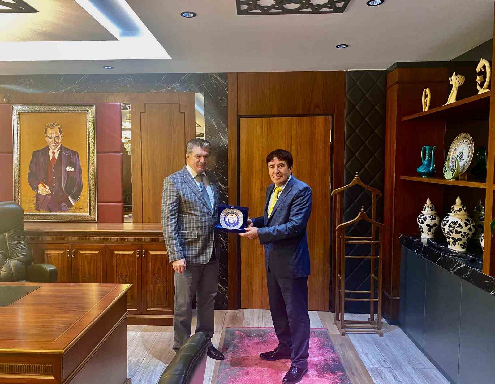 Odunpazarı Kaymakamı Ömer Ulu’ya plâket takdimi