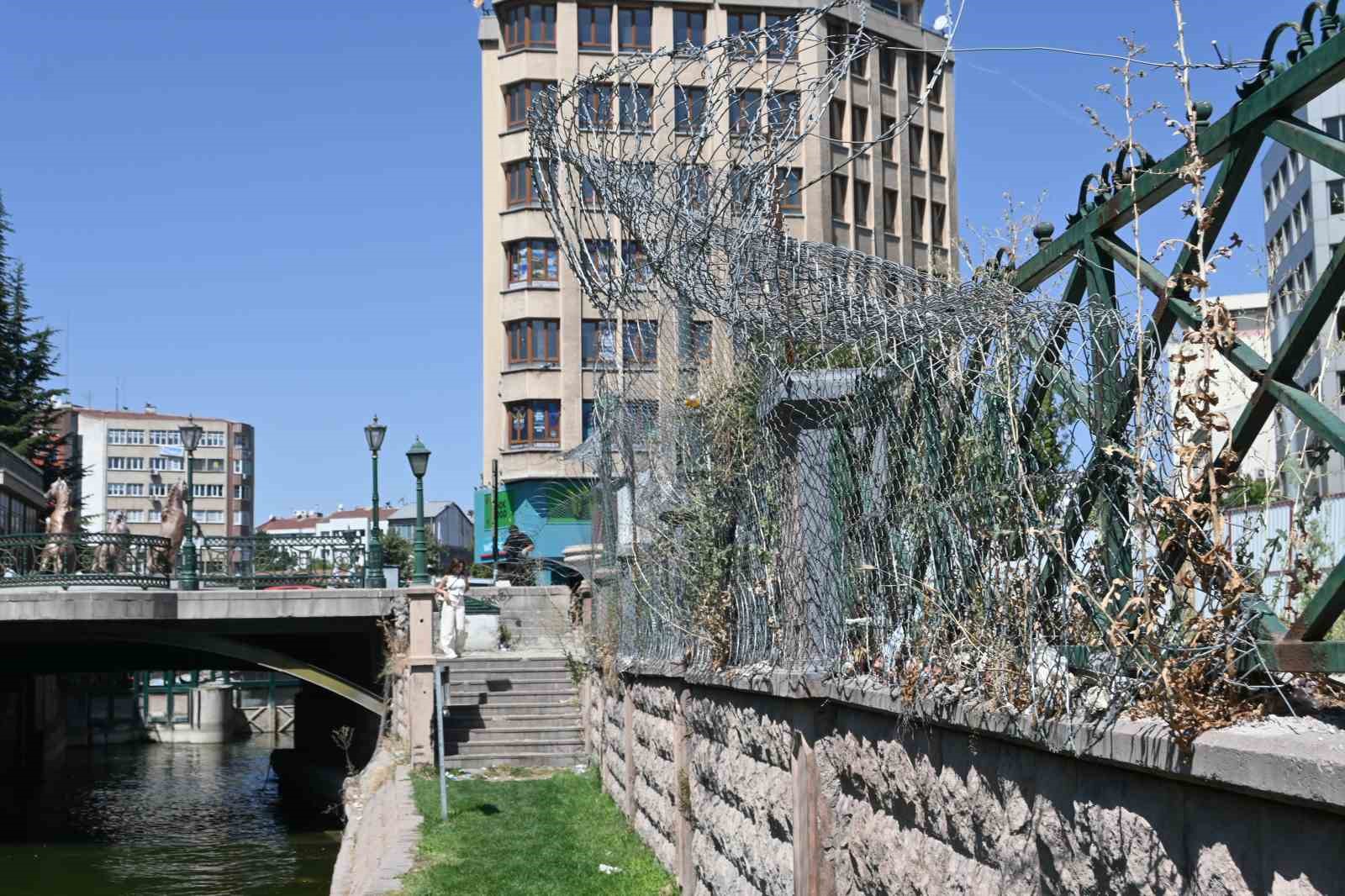 Porsuk kenarındaki dikenli teller tehlike saçıyor!