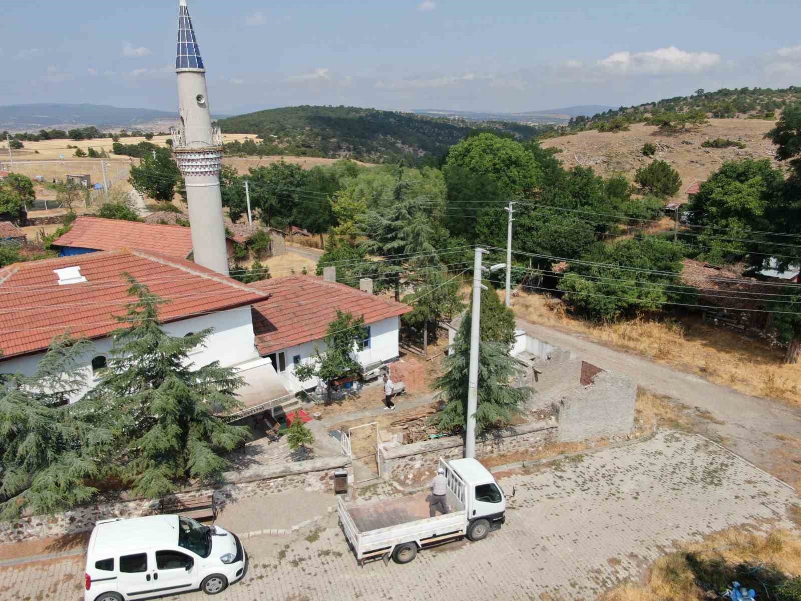 Yukarıkuzfındık Mahallesi’nde bulunan caminin şadırvan ve tuvaletleri yenileniyor