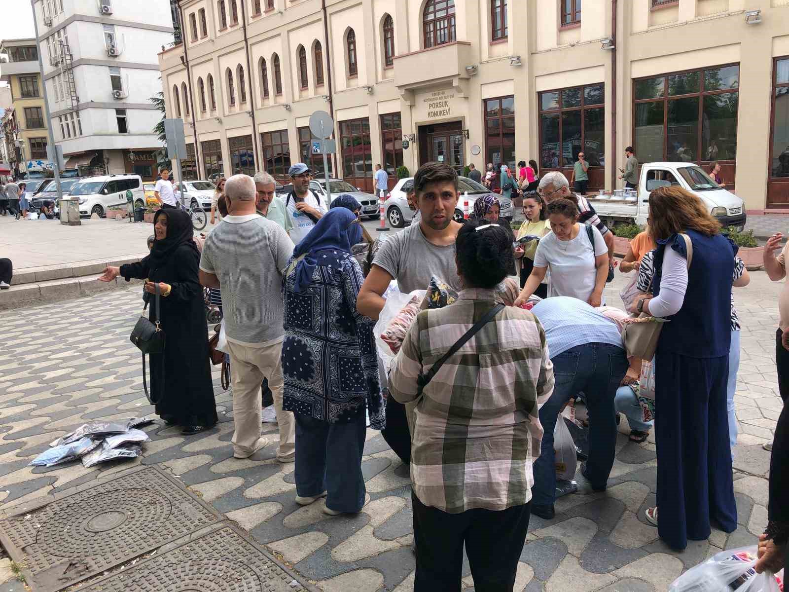Vatandaşlar tişörtleri alabilmek için birbirleriyle yarıştı