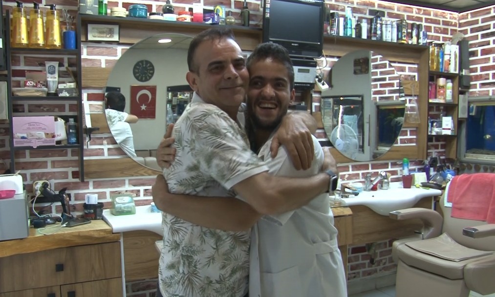 Mahalle berberi, 16 yıldır müşterisi olan zihinsel engelli Faruk’u evladı gibi sahiplendi