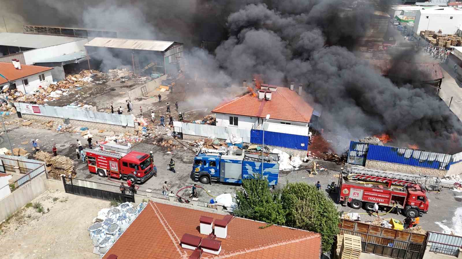 Eskişehir’de geri dönüşüm fabrikasında büyük yangın