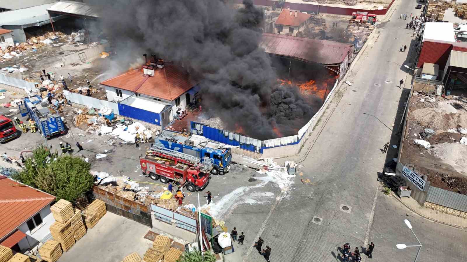 Eskişehir’de geri dönüşüm fabrikasında büyük yangın