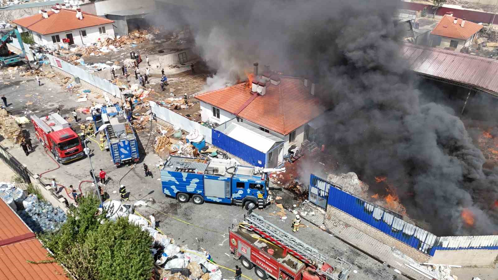 Eskişehir’de geri dönüşüm fabrikasında büyük yangın