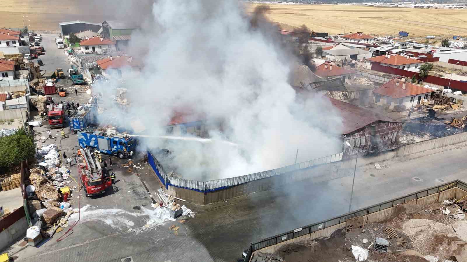 Eskişehir’de geri dönüşüm fabrikasında büyük yangın