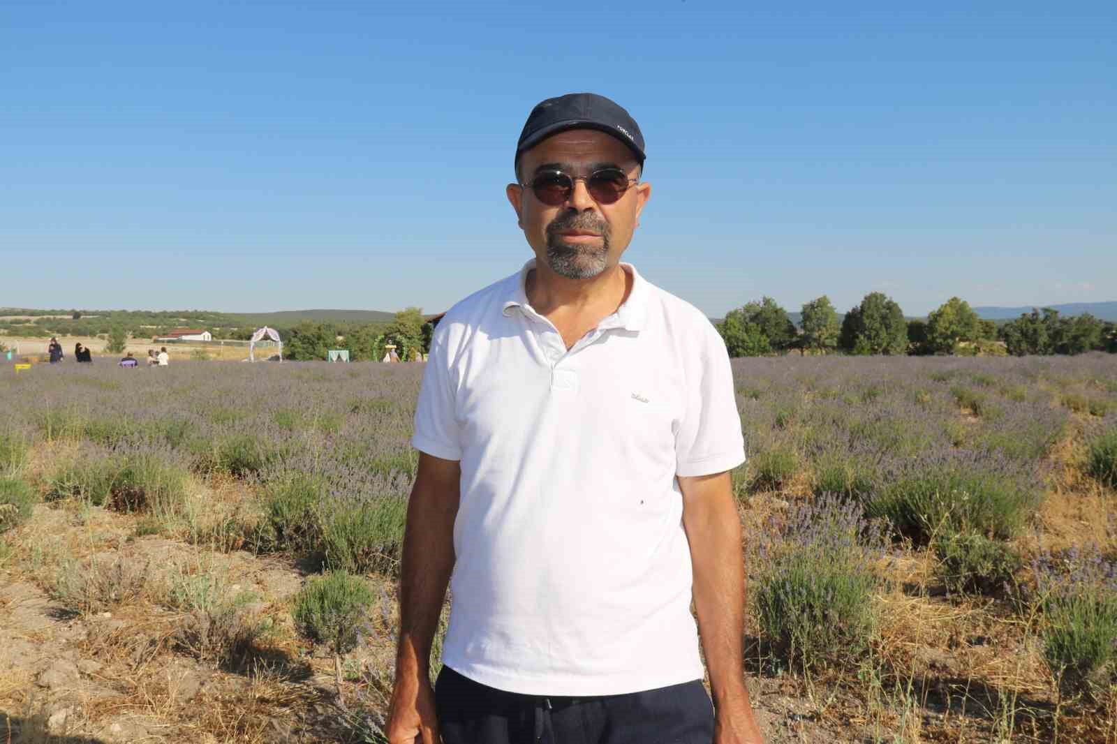 Ektiği lavantalar ile bahçesinde morun her tonunu barındırıyor