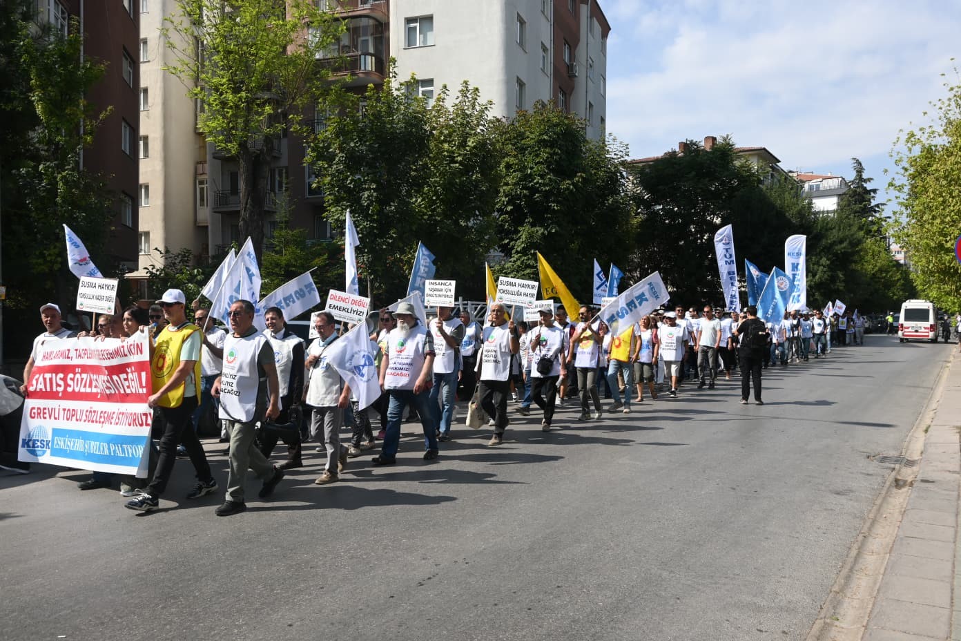 Memurlar iş bırakıp basın acıkması yaptı