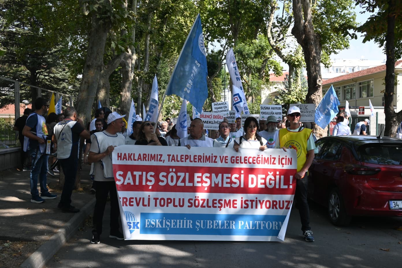 Memurlar iş bırakıp basın acıkması yaptı