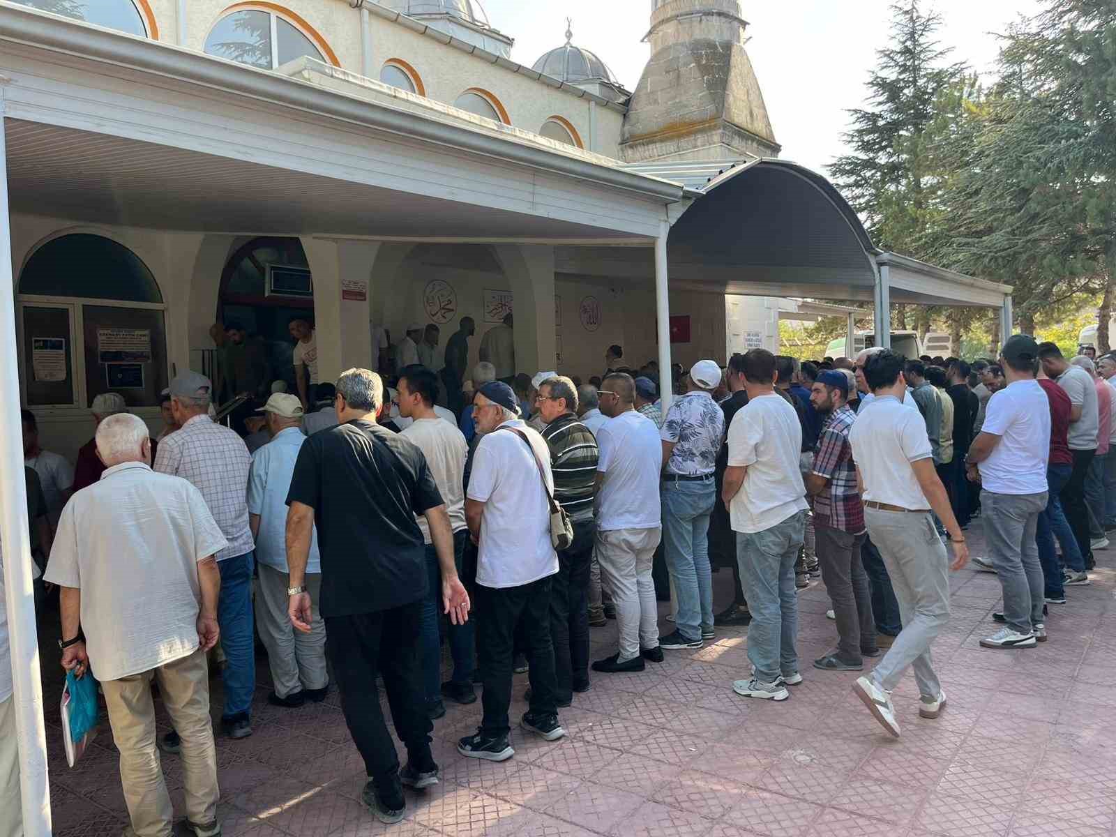 Arkadaşı tarafından tüfekle vurulan 32 yaşındaki adam son yolculuğuna uğurlandı
