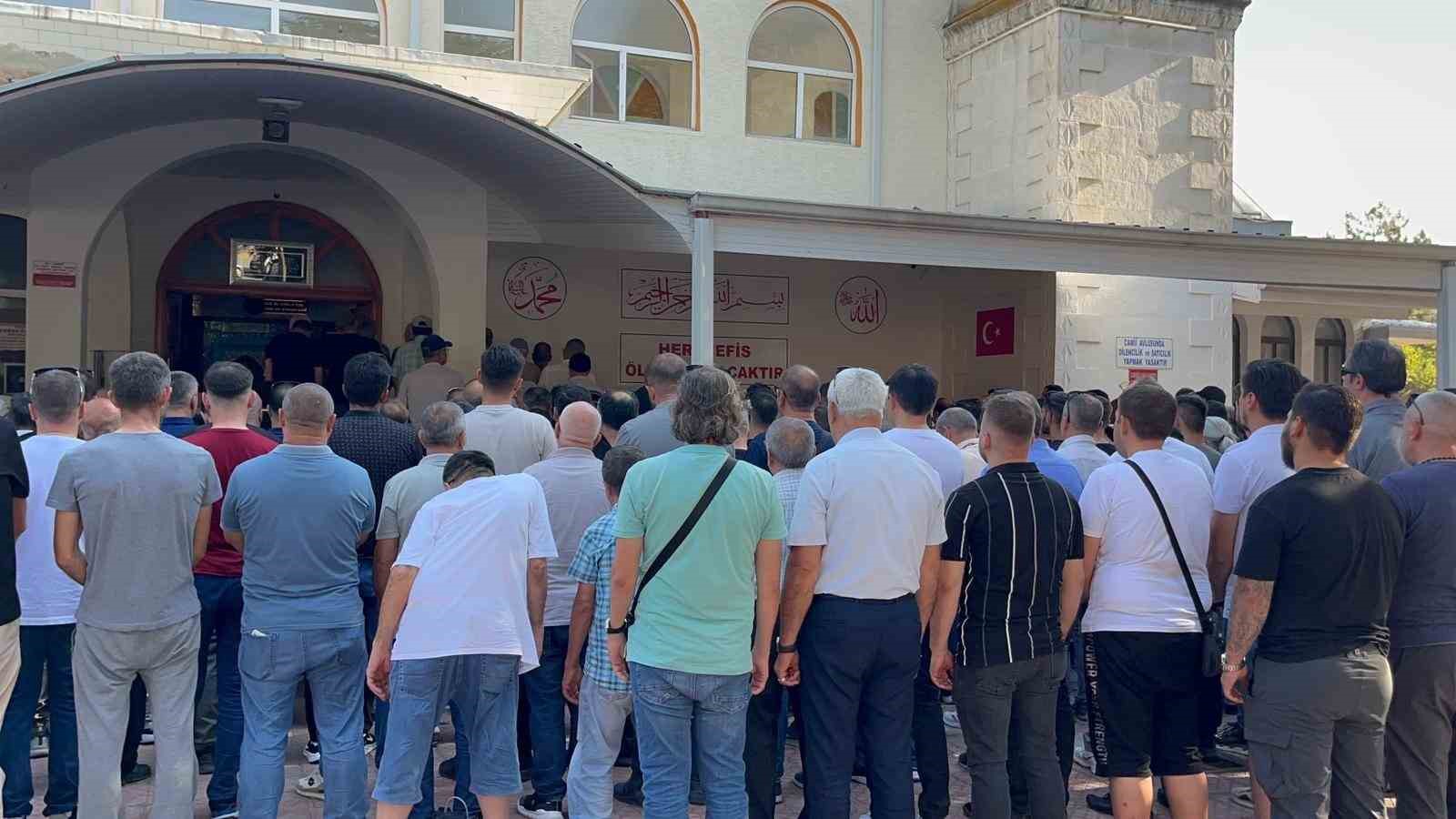 Arkadaşı tarafından tüfekle vurulan 32 yaşındaki adam son yolculuğuna uğurlandı
